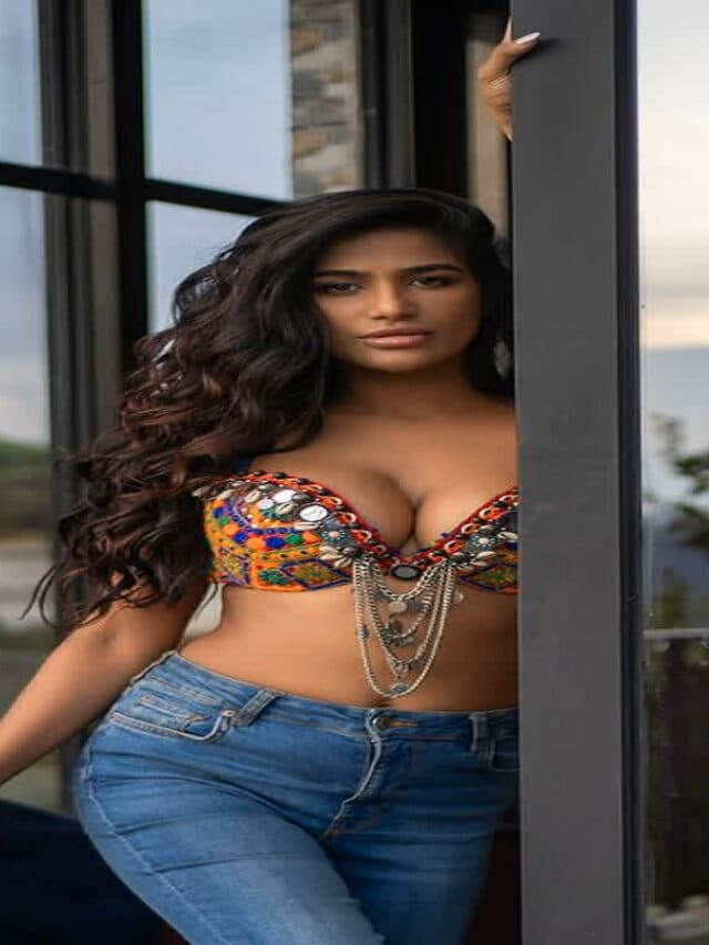 Poonam Pandey Hot Pics: सेक्सी ब्रालेट में Poonam Pandey ने दिए किलर पोज, हॉटनेस ने बढ़ाई फैंस के दिलों की धड़कन