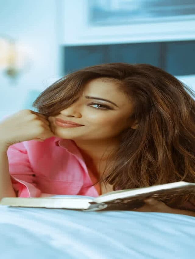 Shweta Tiwari Hot Pics: पिंक शर्ट में Shweta Tiwari ने शेयर की बोल्ड तस्वीरें, हॉटनेस देख उड़ जाएंगे आपके होश