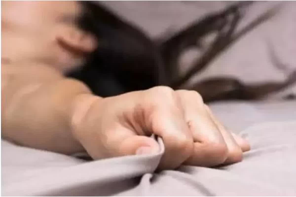 Girlfriend dies due to bleeding after Sex : होटल में सेक्स के दौरान ब्लीडिंग, देखते ही देखते थम गई गर्लफ्रेंड की सांसें, इधर इंटरनेट पर इलाज ढूंढता रह गया प्रेमी
