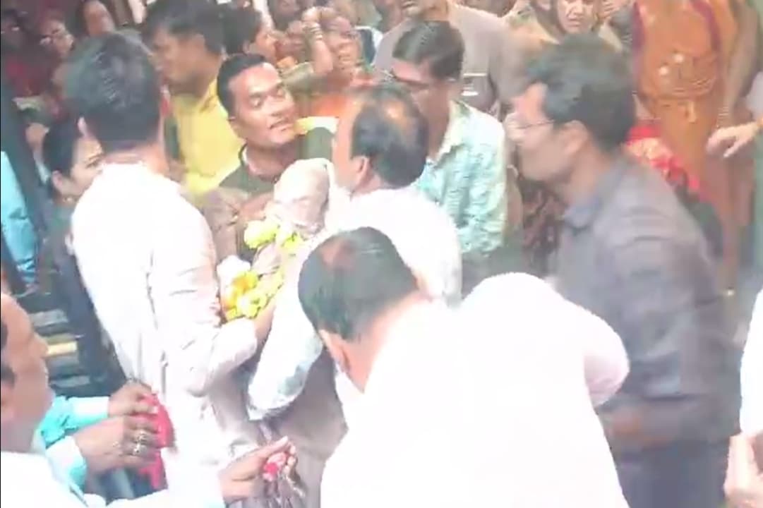 Death by Silent Attack Video : जवारे विसर्जन के दौरान आया साइलेंट अटैक.. नाचते-नाचते युवक ने तोड़ दिया दम, सामने आया वीडियो