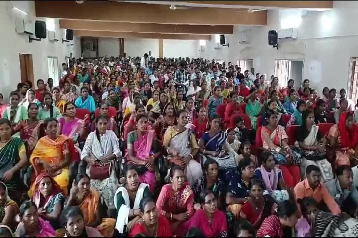 नियमितीकरण की मांग को लेकर एकजुट हुए दैनिक वेतन भोगी कर्मचारी, श्रम सम्मान राशि ₹4000 को लेकर भी कही ये बात