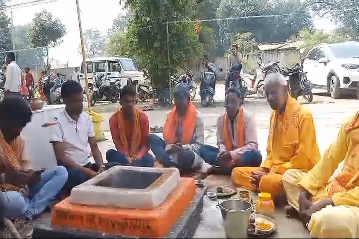 Balrampur News: नवरात्रि के शुभ अवसर पर एक साथ पूरे परिवार ने की धर्म वापसी, ईसाई धर्म छोड़कर अपनाया सनातन धर्म