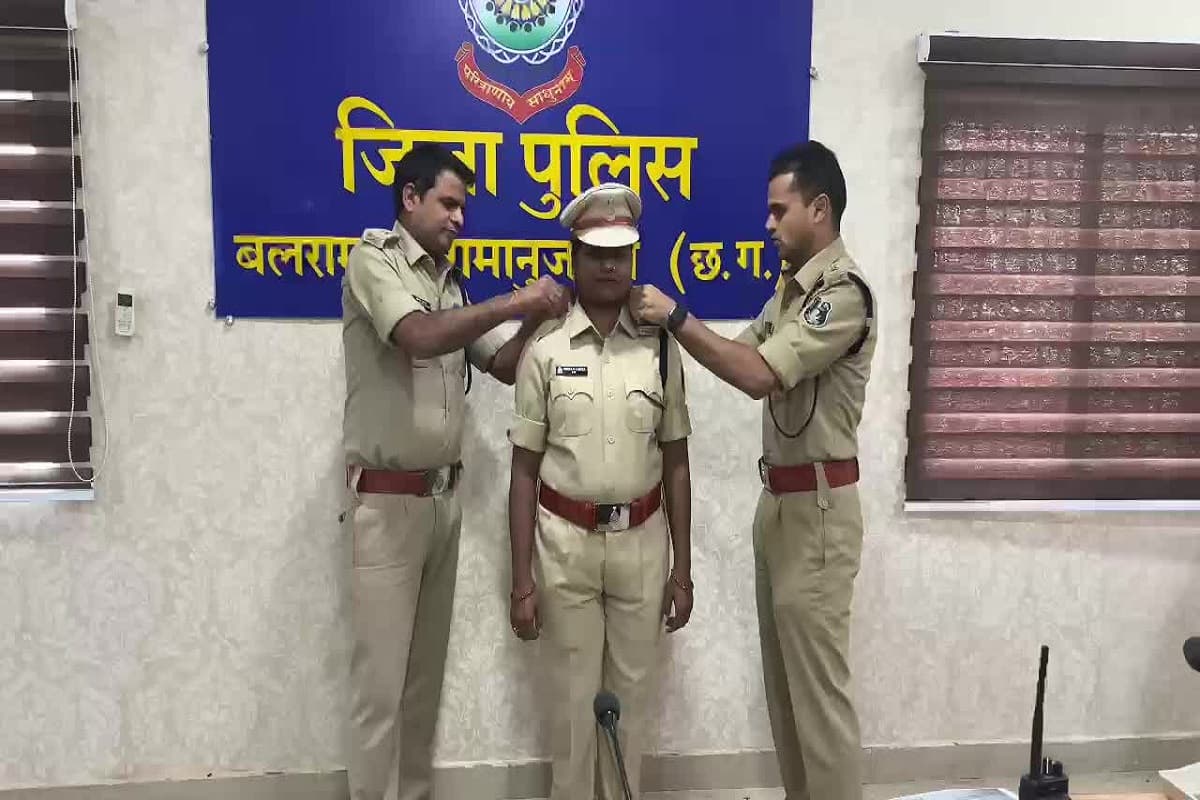 CG Police Promotion : जिले के 10 प्रधान आरक्षकों का ASI के पद पर प्रमोशन, SP ने कंधे पर स्टार लगाकर किया सम्मानित