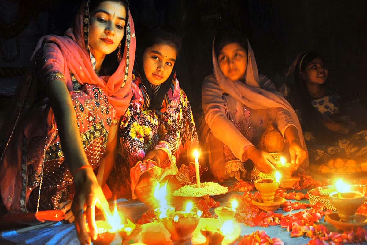 Cash Gift to Hindu Families on Diwali: दीवाली से पहले हिन्दू और सिक्ख परिवारों को 10 हजार रुपये तक नकद उपहार.. जारी किया जायेगा ‘त्यौहार कार्ड’