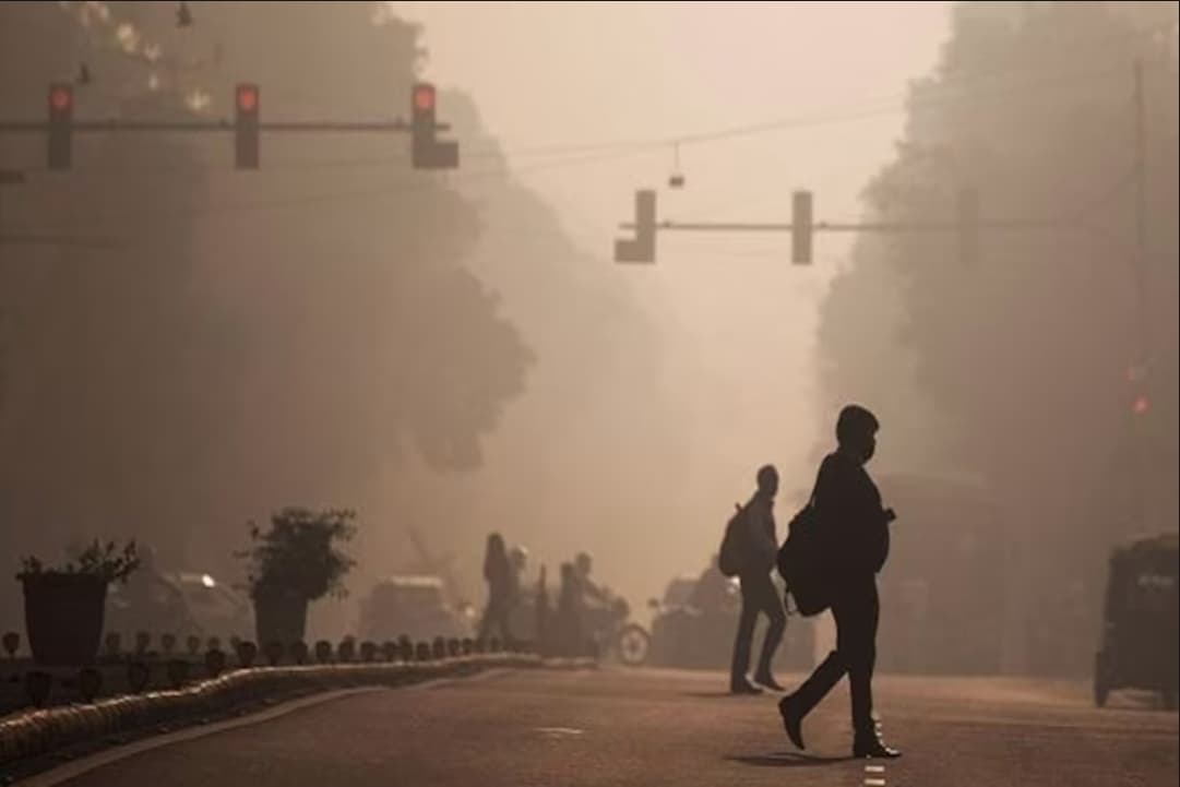 GRAP-4 Implemented In Delhi : राजधानी में प्रदूषण से बिगड़े हालात, लागू किया गया GRAP-4, इन चीजों पर रहेगी पाबंदी