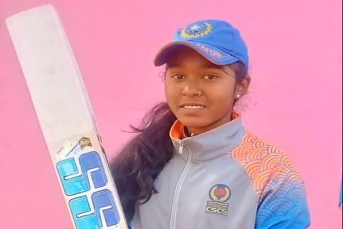 CG Cricketer Akanksha Rani: छत्तीसगढ़ की बेटी ‘आकांक्षा रानी’ का अंडर 19 टीम में चयन, MS Dhoni की तरह लगाती है गगनचुंबी छक्के, BCCI ने पहचानी वनांचल की प्रतिभा