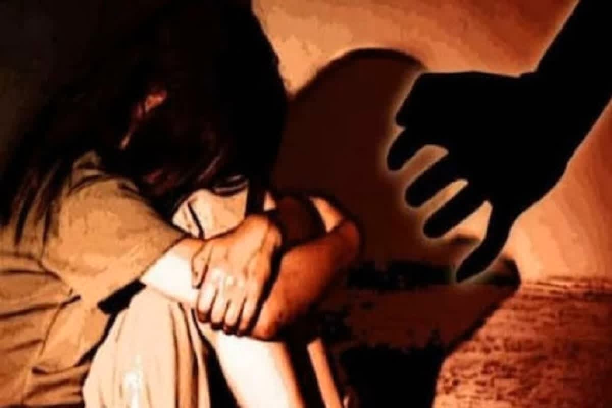 Chacha Rape With Bhatiji : हवस बुझाने भतीजी को झाड़ियों में ले गया चाचा.. अंधेरे में किया गंदा काम, मोबाइल में देखता था पोर्न वीडियो