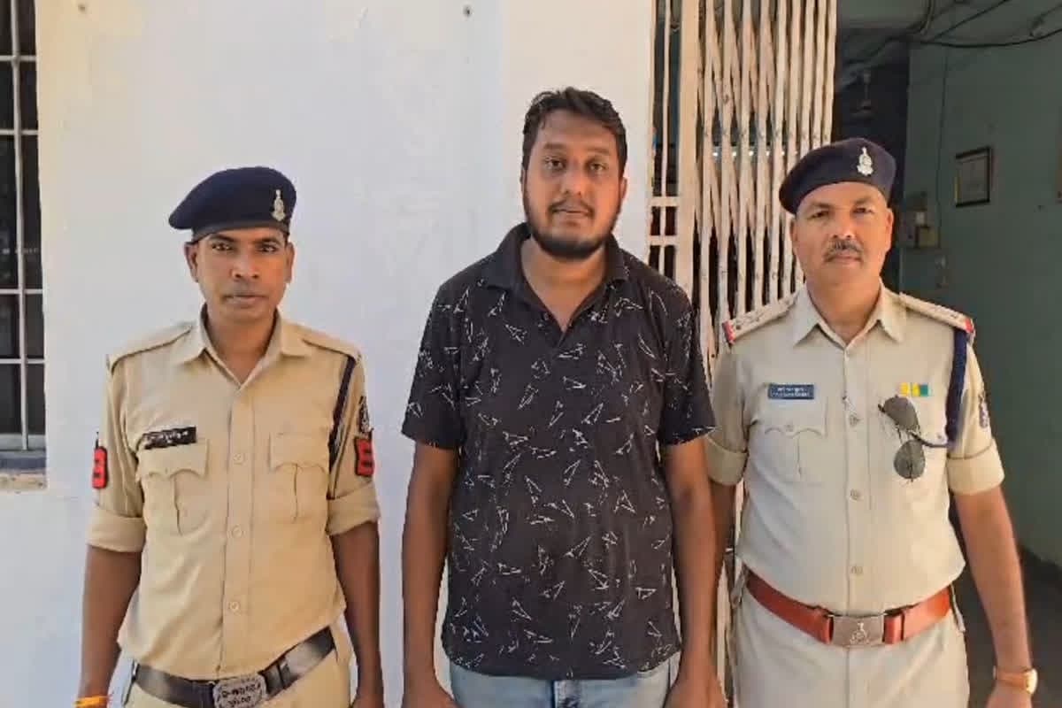 Dhamtari News: नौकरी का झांसा देकर ठगी करने वाले आरोपी गिरफ्तार, पुलिस विभाग में नौकरी लगाने के नाम पर शख्स से की थी 16 लाख की ठगी