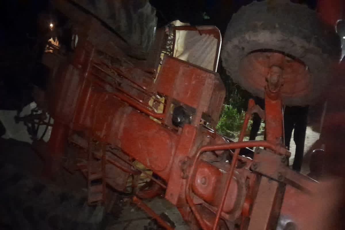 Road Accident In Hatta : अनियंत्रित होकर पलटी ट्रैक्टर ट्रॉली, 2 दर्जन से ज्यादा लोग हुए घायल, 10 की हालत गंभीर