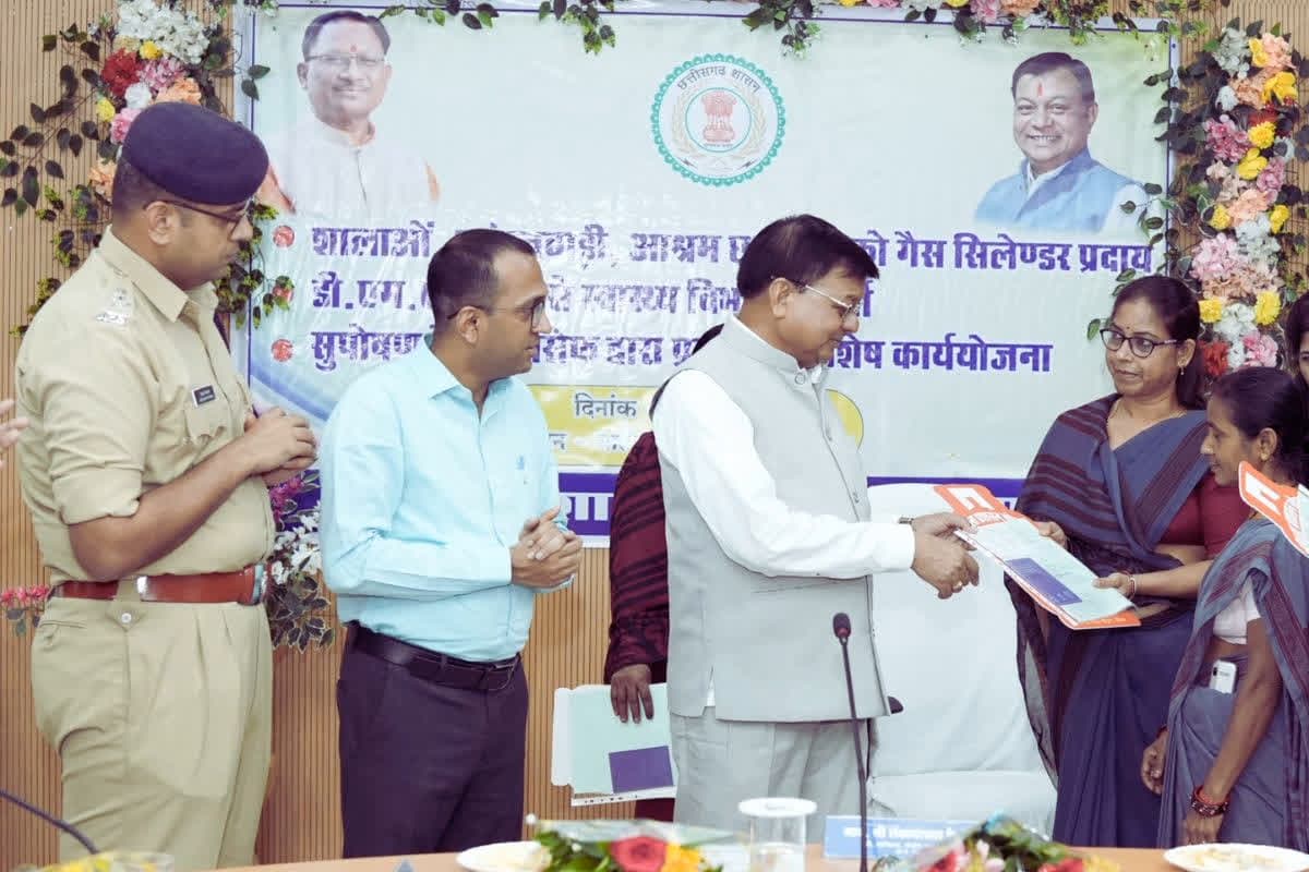 Korba New Govt Appointment: रोजगार से आएगा जीवन में बहार, 114 स्वास्थ्य कर्मी और 11 अतिथि शिक्षकों की नियुक्ति, श्रम मंत्री ने सौंपा नियुक्ति पत्र..