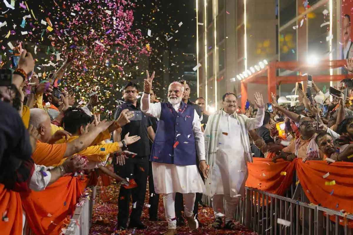 PM Modi in BJP Headquarters Live: प्रधानमंत्री नरेंद्र मोदी पहुंचे दिल्ली के BJP हेडक्ववार्टर.. कार्यकर्ताओं ने लगाए ‘जय श्री राम’ के नारे, हो रही फूलों की बारिश..