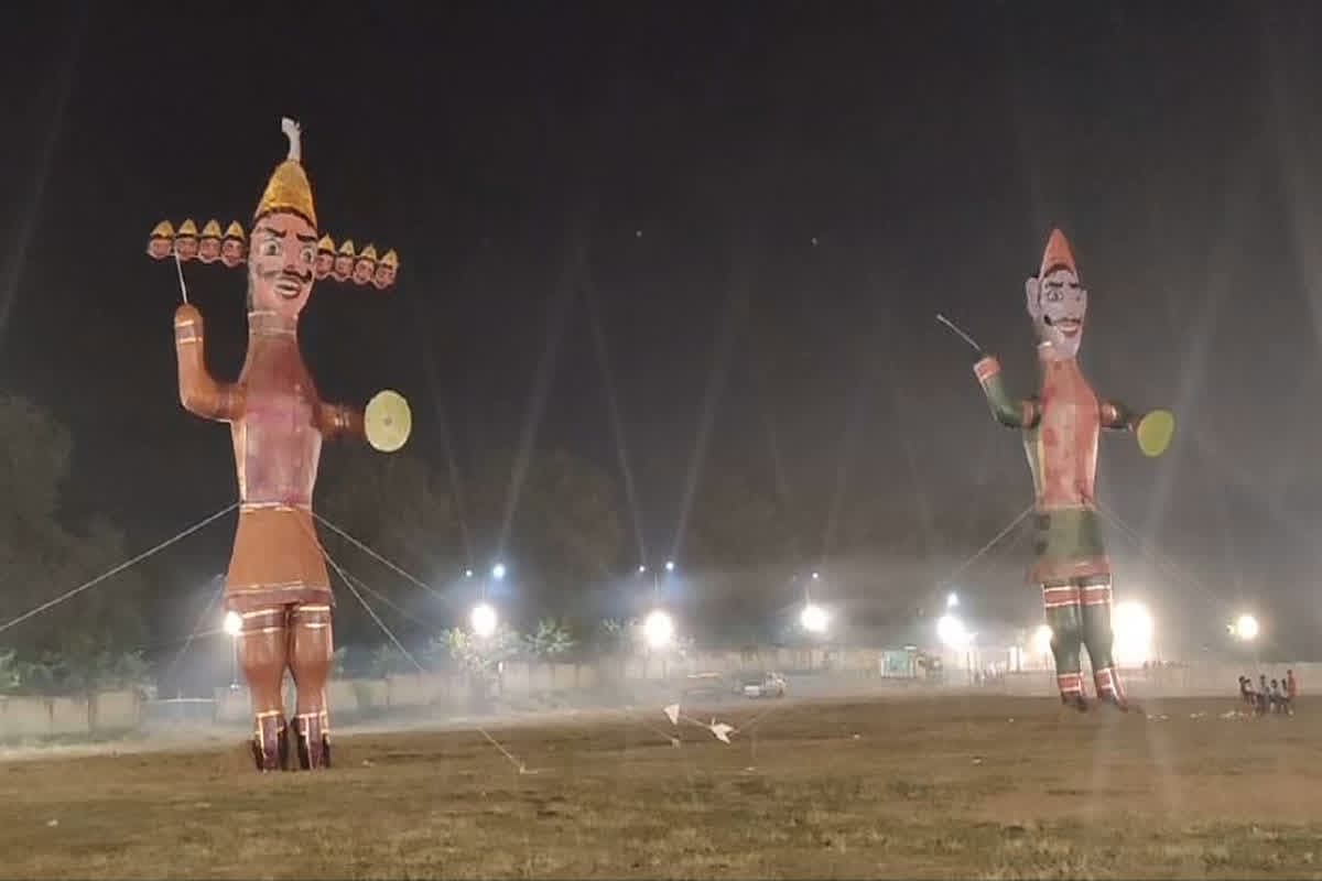 Punjabi Dussehra in Jabalpur: 75 सालों से चली आ रही अनोखी परंपरा.. यहां दशहरे से एक दिन पहले होता है रावण का दहन, इस साल 75 फीट ऊंचा था पुतला