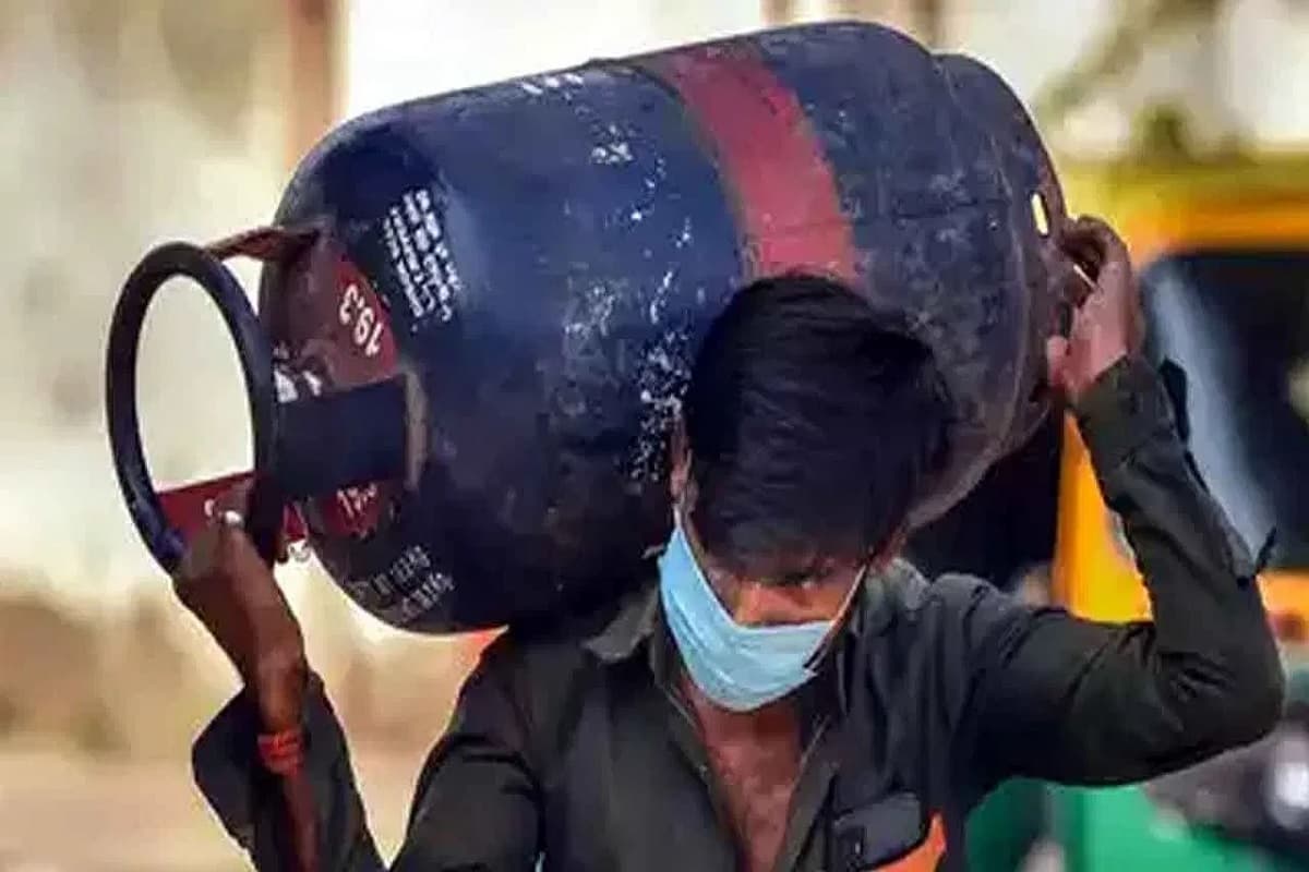 LPG Cylinder Price Hike : गैस सिलेंडर के दाम में बंपर बढ़ोतरी, इतने रुपए हो गया महंगा, माह से पहले दिन ही लगा महंगाई का झटका
