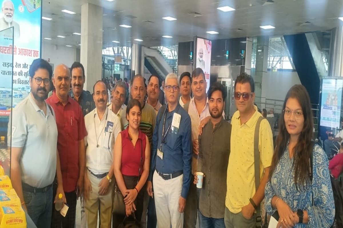 Chhattisgarh Media Team Tripura Tour: छत्तीसगढ़ की 14 सदस्यीय मीडिया टीम त्रिपुरा के लिए रवाना, राज्य की कला, संस्कृति और विरासत को जानने का मिलेगा मौका