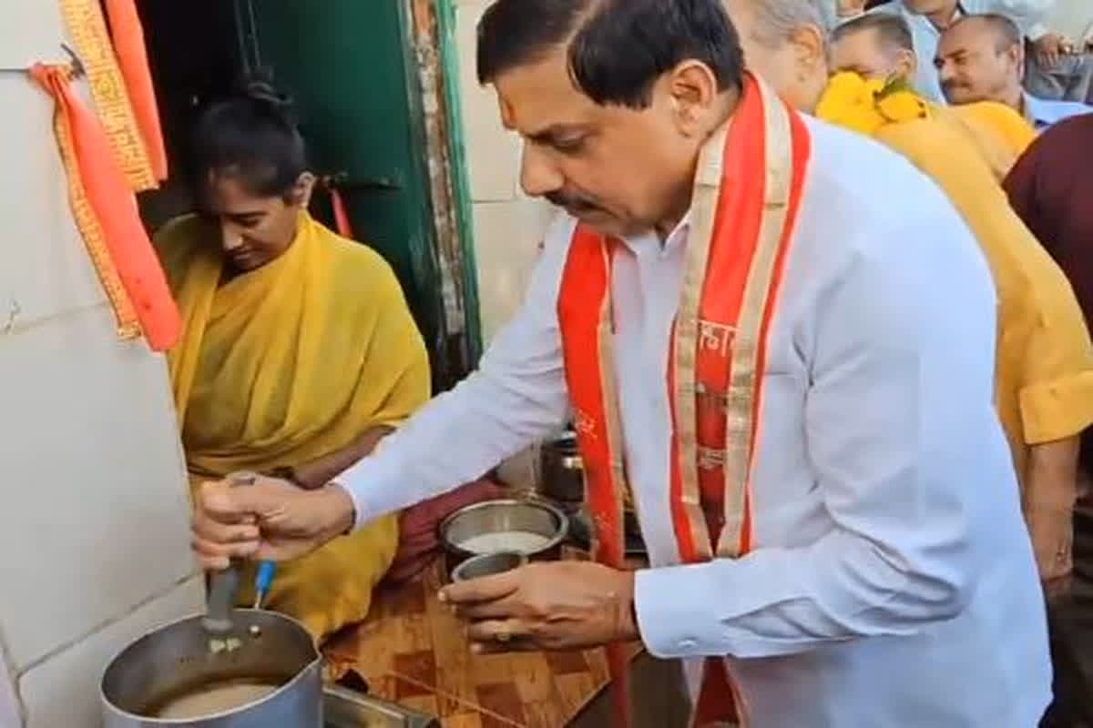 CM Mohan Yadav Make Tea: ‘आज चाय तेरा भाई बनाएगा…’ टपरी में चाय बनाते नजर आए सीएम मोहन यादव, पूछा- विधायक जी आपको पिलाऊं