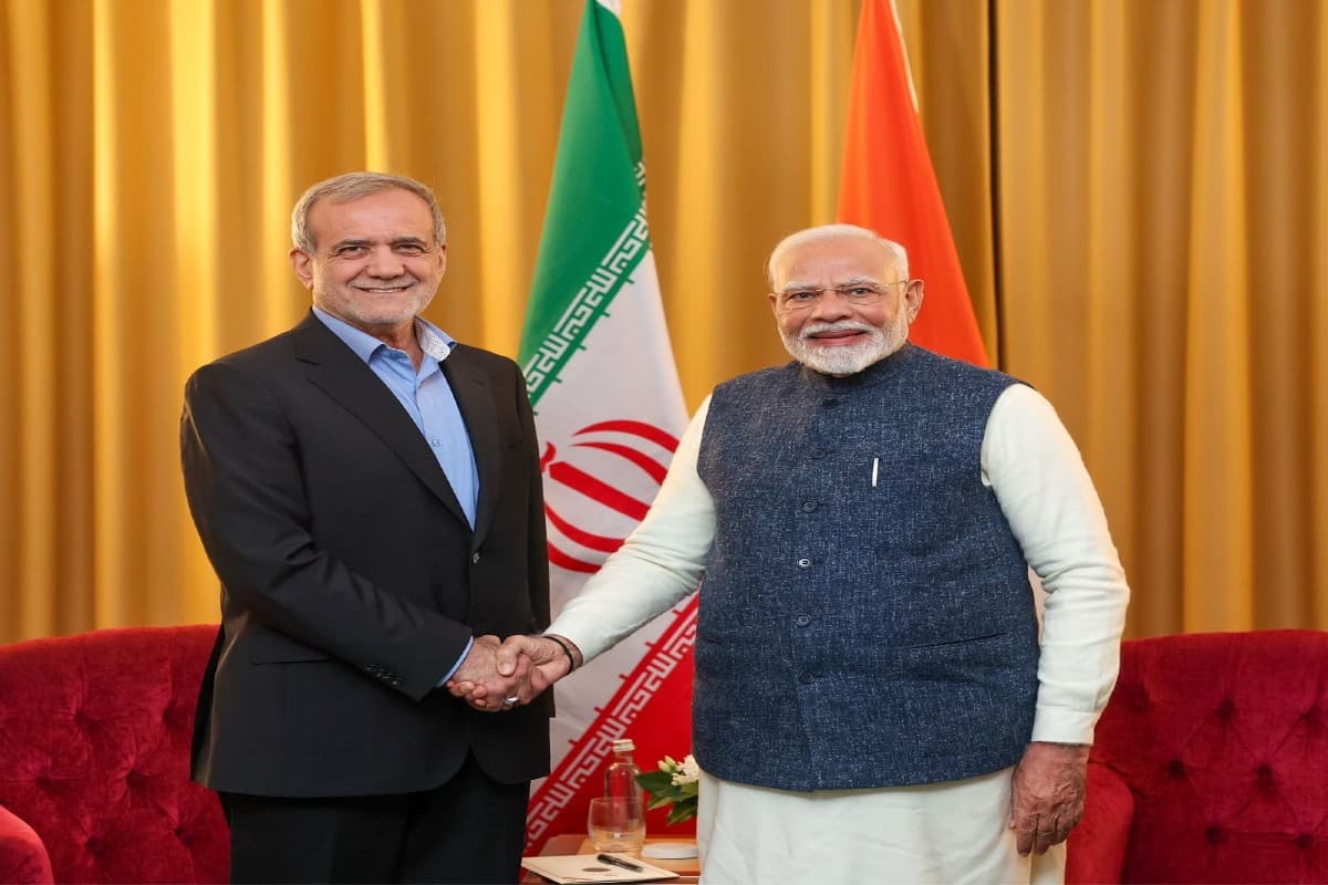 BRICS Summit 2024 : पीएम मोदी ने की ईरान के राष्ट्रपति पेजेशकियन से पहली मुलाकात, भारत आने का दिया निमंत्रण