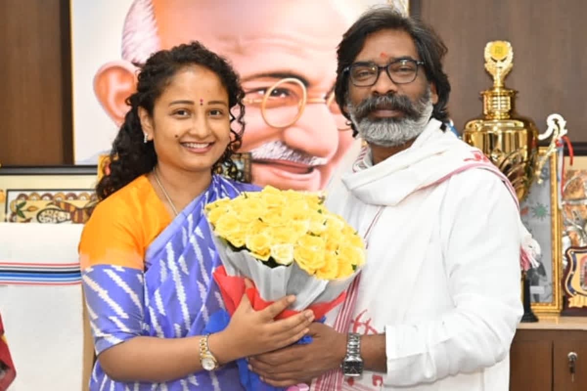 JMM Candidates List Jharkhand: सीएम हेमंत सोरेन बरहेट तो पत्नी कल्पना गाण्डेय से लड़ेंगी विस चुनाव.. झामुमो ने जारी की 35 उम्मीदवारों की लिस्ट, आप भी देखें