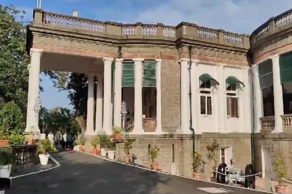 Indore Shivaji Kothi: रेसीडेंसी कोठी का नाम बदलने पर पुण्यश्लोका संस्था ने जताया विरोध, देवी अहिल्या बाई का बैनर लगाकर कर रहे ये मांग