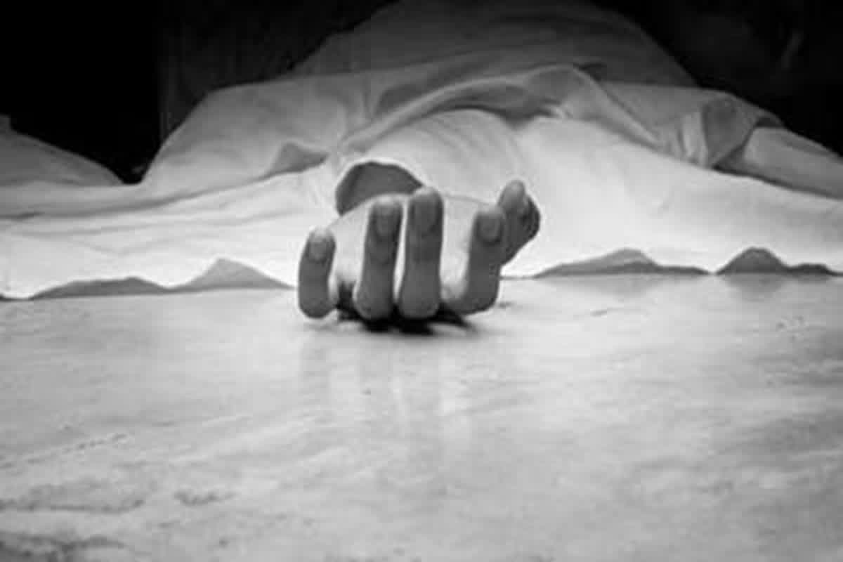 Family Committed Suicide: बेटे की ऐसी हरकत ने ले ली परिवार की जान, एक साथ तीन लोगों की मौत से इलाके में फैली सनसनी, हैरान कर देगी वजह