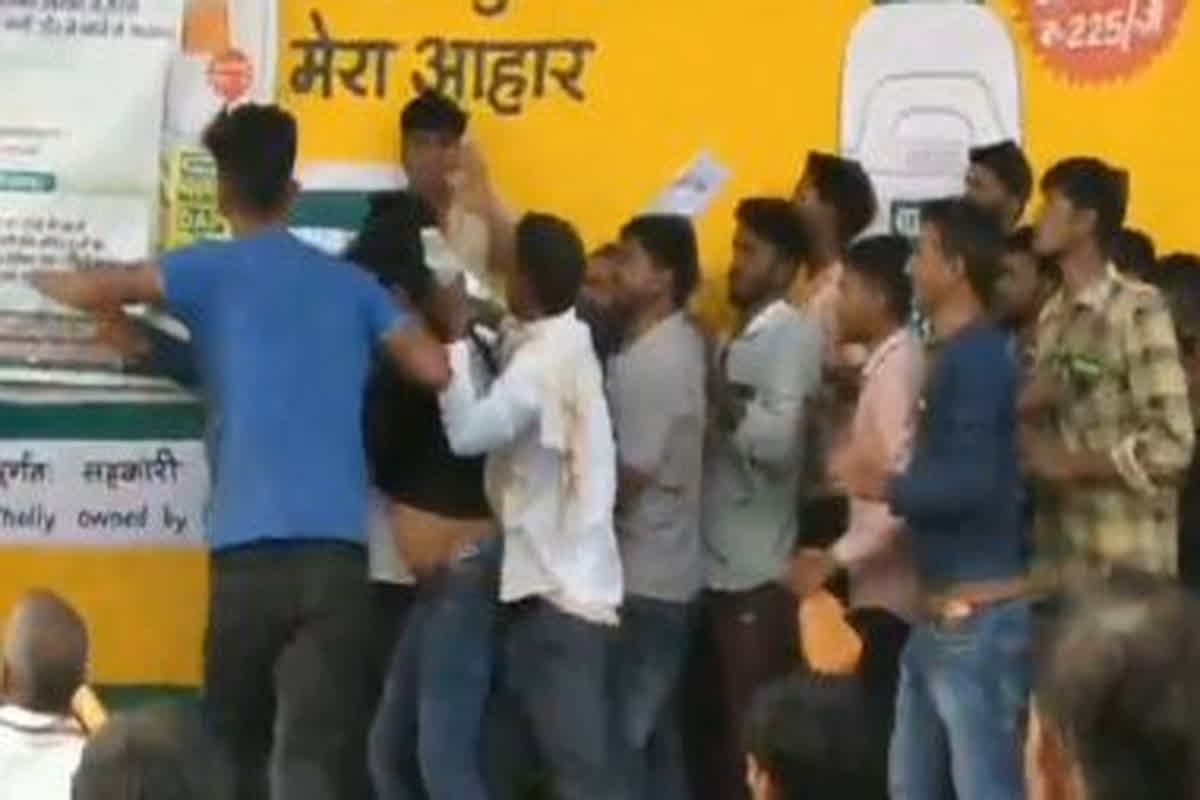 Viral Video Of Farmers : खाद के लिए लाइन में लगे किसानों में हुई मारपीट, वीडियो देख आप भी रह जाएंगे हैरान