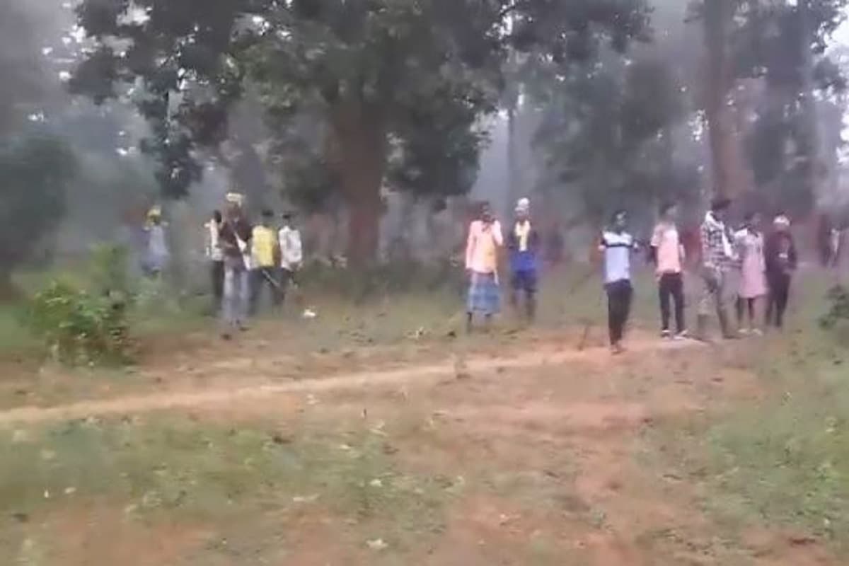 सरगुजा में पुलिस और ग्रामीणों के बीच झड़प में कई घायल, प्रियंका गांधी ने कहा ‘आदिवासियों पर अत्याचार करना भाजपा की नीति’