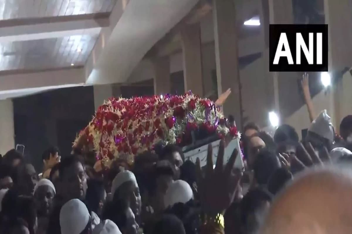 Baba Siddique Last Rites: सुपुर्द-ए-खाक हुए बाबा सिद्दीकी, राजकीय सम्मान के साथ दी गई अंतिम विदाई