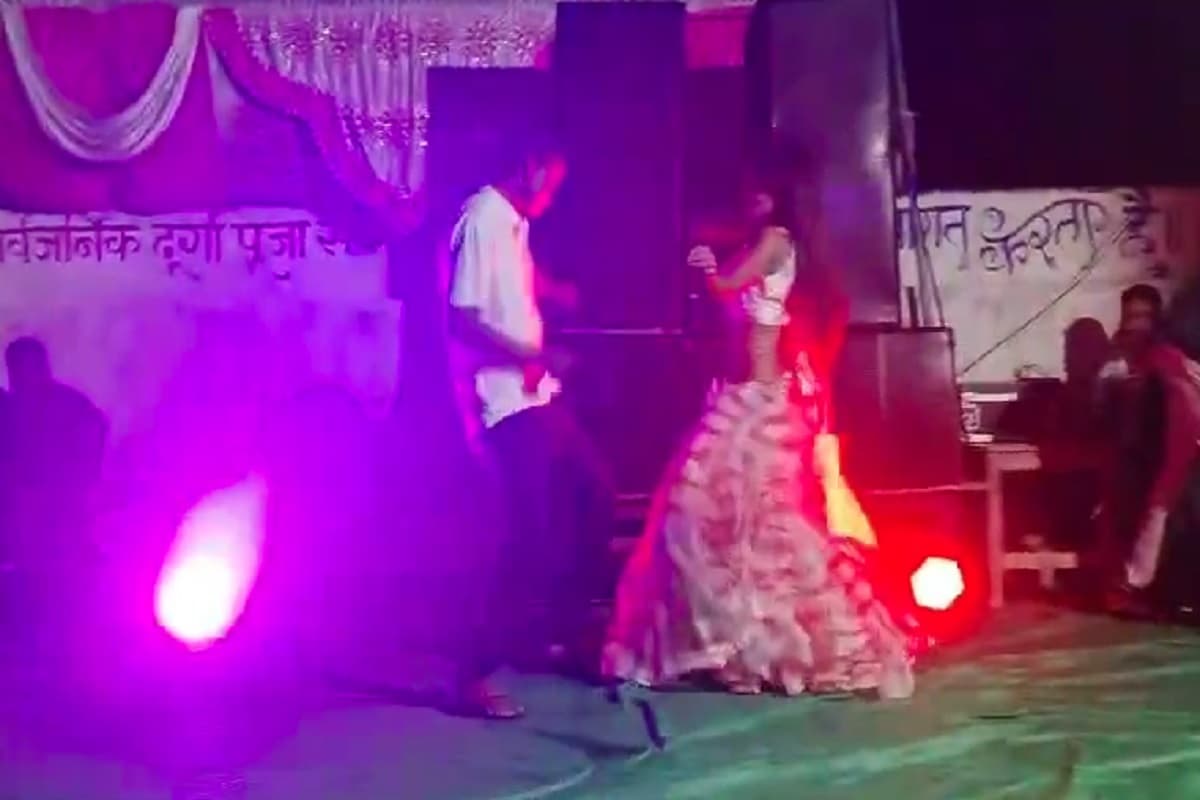 Video Viral: भक्ति के नाम पर दुर्गा पंडाल में परोसी गई अश्लीलता, अश्लील गाने पर शराबी टीचर का वीडियो वायरल