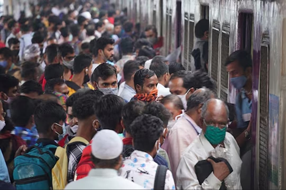 Stampede at Bandra Railway Station : अचानक बांद्रा टर्मिनस स्टेशन पर मची चीख-पुकार.. घबराकर इधर-उधर भागने लगे यात्री, 9 लोग घायल, जानें क्या हुआ ऐसा
