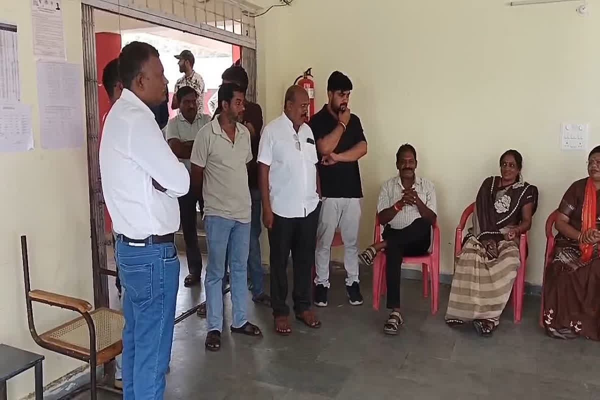 Betul News: छात्राओं के कपड़े चेंज करते वीडियो रिकॉर्ड होने के मामले को लेकर विधायक का फूटा गुस्सा, प्राचार्य को लगाई फटकार
