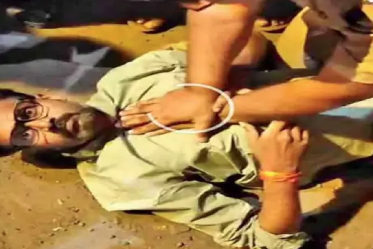 Bhopal Hindi News: रावण दहन देखने के दौरान युवक को आया हार्ट अटैक, भगवान बनकर पुलिस ने बचाई जान