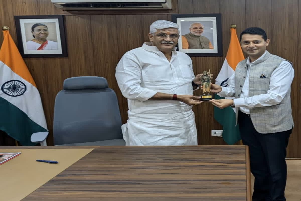 CG News: छत्तीसगढ़ टूरिज्म बोर्ड के प्रबंध संचालक विवेक आचार्य ने की पर्यटन मंत्री गजेन्द्र सिंह शेखावत से मुलाकात, 300 करोड़ की पर्यटन योजनाओं का दिया प्रस्तुतिकरण