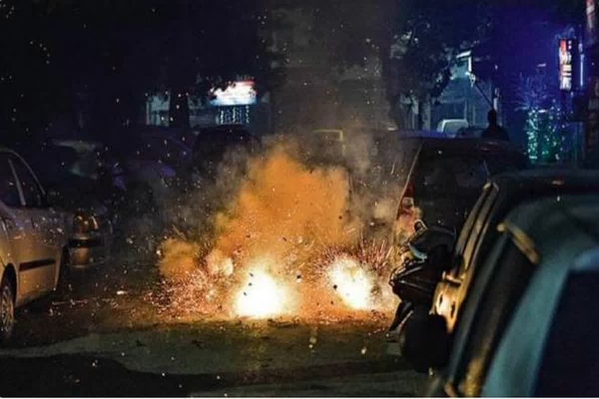 Diwali Car Protection Tips: दिवाली पर पटाखों से ऐसे रखे अपनी कार को सुरक्षित, एक भूल करवा सकती है लाखों का नुकसान