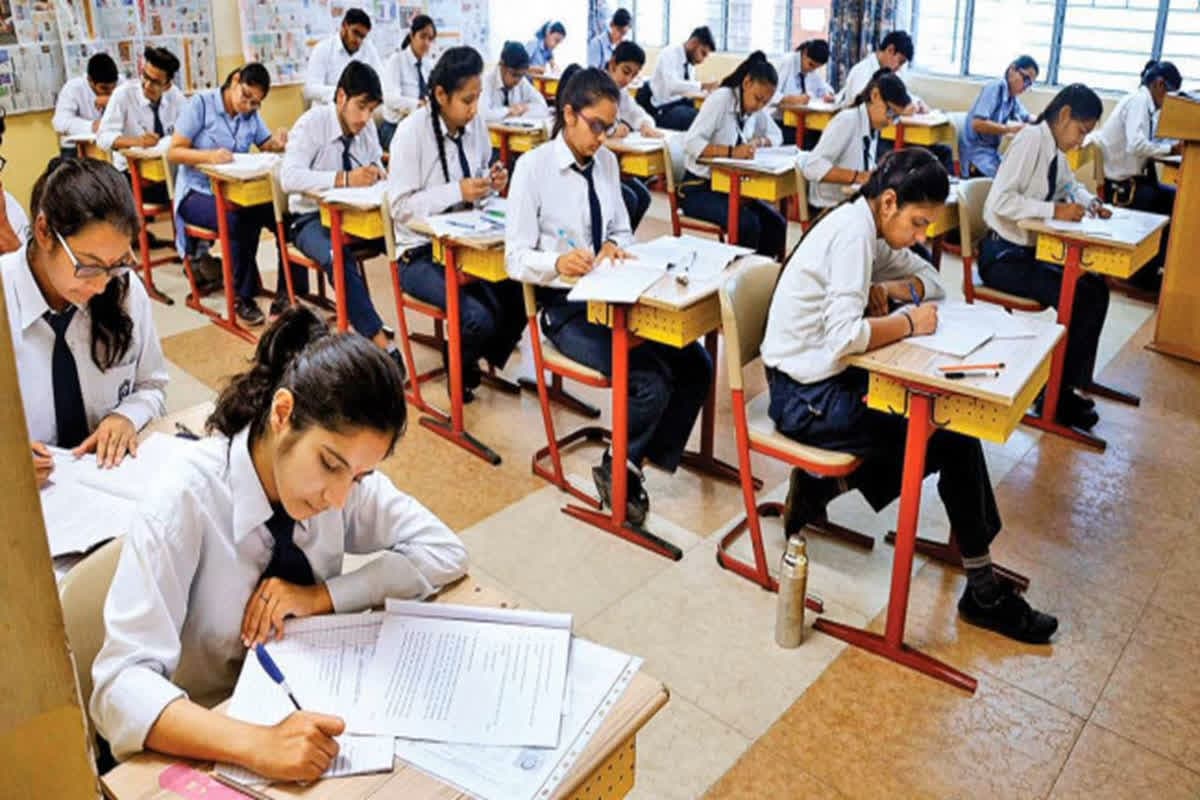 CBSE Board Exam 2025: कल से शुरू होंगी 10वीं-12वीं की परीक्षाएं, 44 लाख से ज्यादा स्टूडेंट होंगे शामिल, यहां जानें जरूरी गाइडलाइन्स