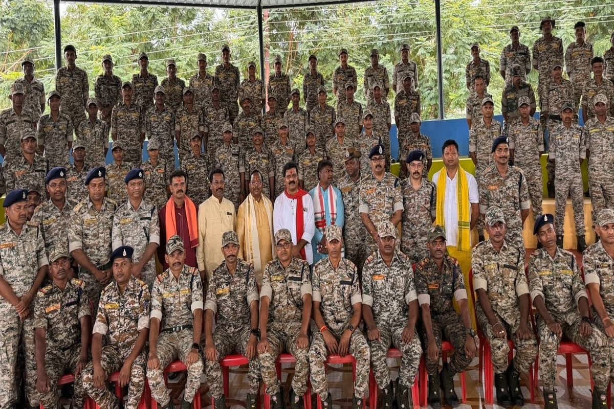 Dantewada Naxalite Attack: माओवादियों से लोहा लेने वाले जांबाज जवानों से रूबरू हुए डिप्टी सीएम विजय शर्मा, साहस की सराहना कर कहा- सुख-शांति फिर से लौटेगी