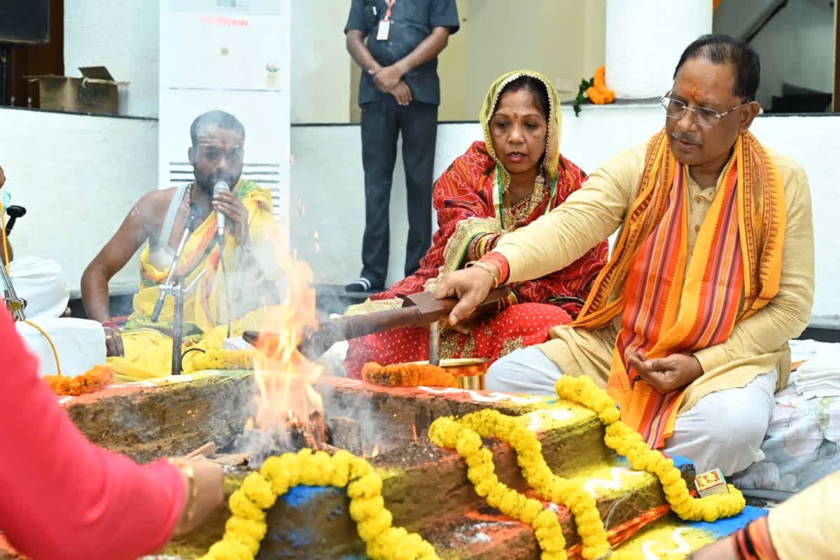 New CM House In Nava Raipur : सीएम विष्णुदेव साय ने नवा रायपुर में नवनिर्मित नए मुख्यमंत्री निवास में किया गृह प्रवेश, विधि-विधान से की पूजा अर्चना