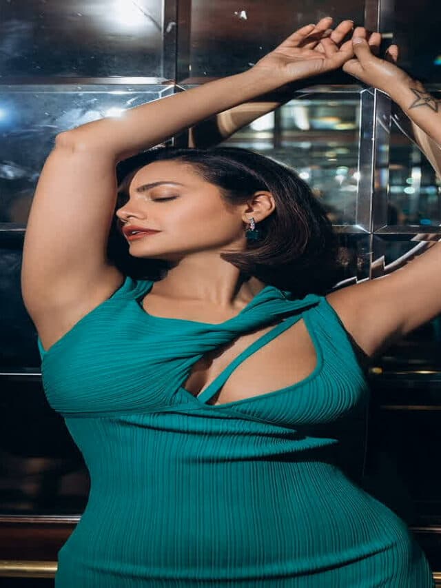Esha Gupta Hot Pics : Esha Gupta ने रिवीलिंग आउटफिट में बिखेरा हुस्न का जलवा, हॉटनेस देख उड़ी फैंस की नींद
