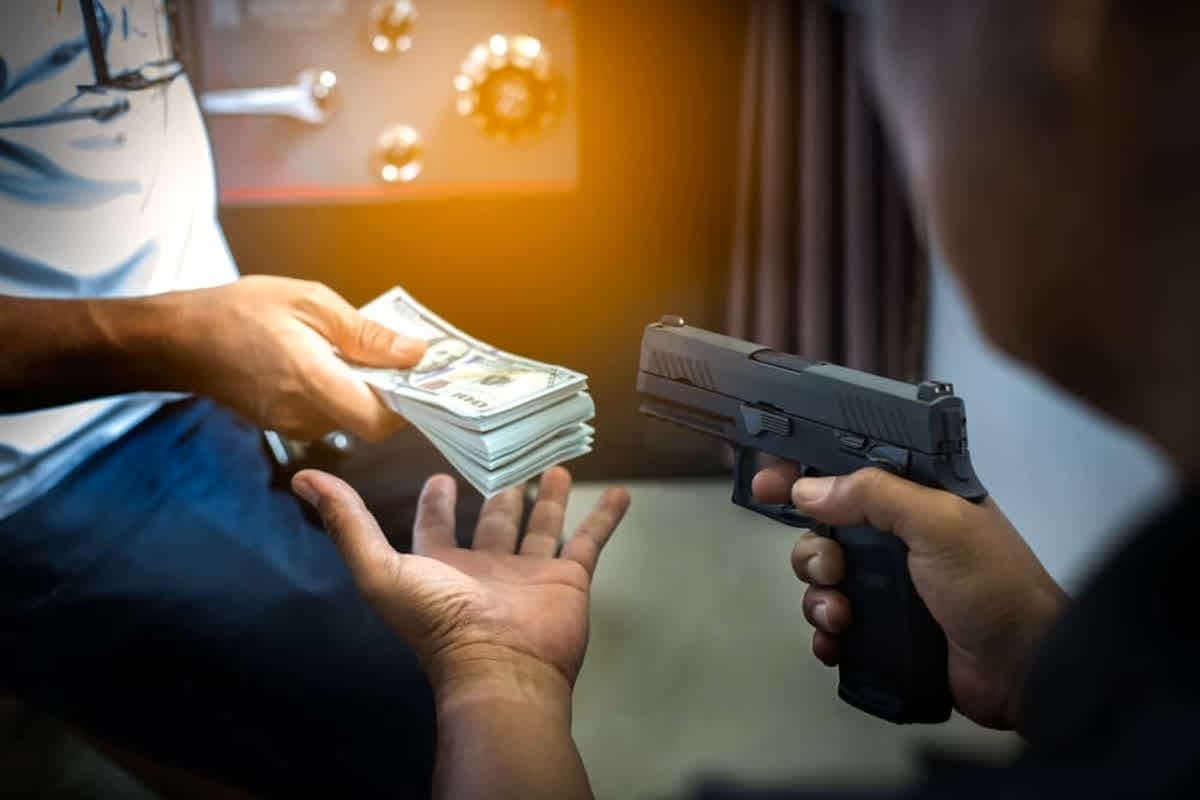 Robbery in a filmy style: फ़िल्मी अंदाज में पटवारी के घर लूटपाट.. सर्वे करने आये थे महिला-पुरुष.. बन्दूक की नोक पर ले उड़े नकदी समेत लाखों रुपये के जेवर