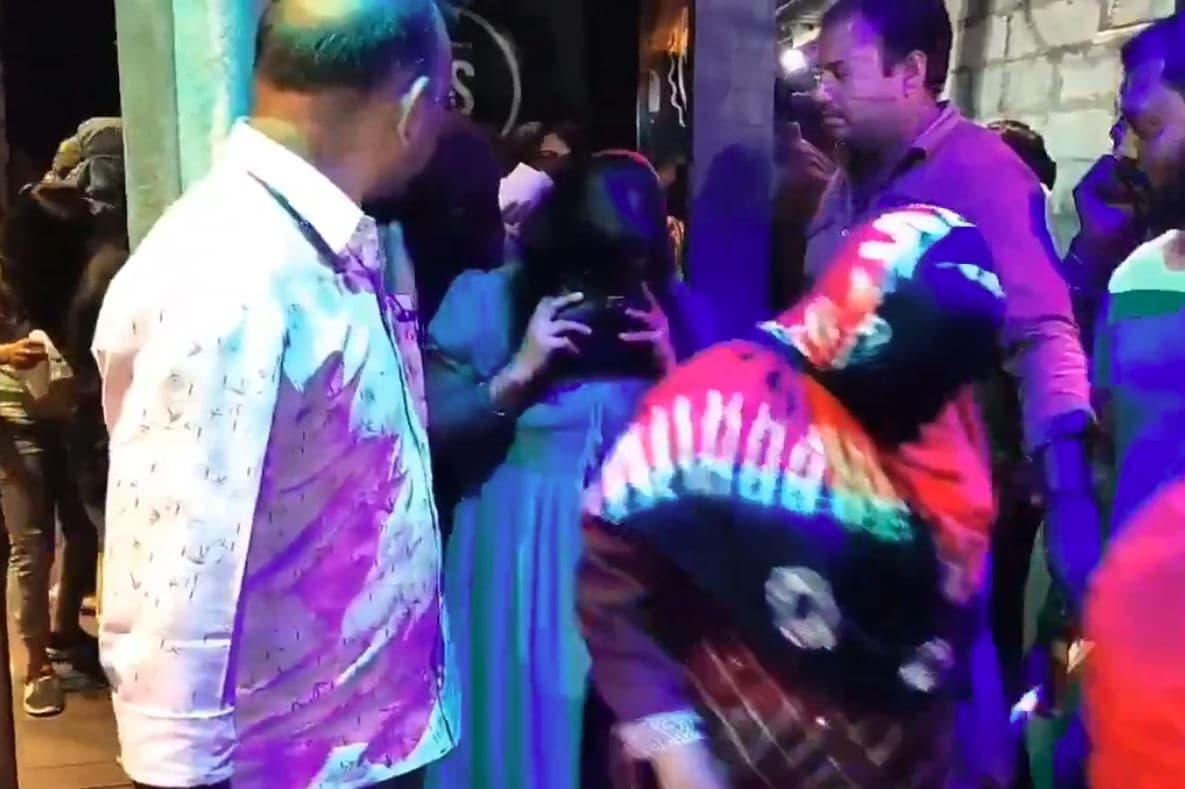 पब में चल रहा था ‘गंदा खेल’, पुलिस ने मारी रेड तो मची अफरा-तफरी; 40 युवतियों समेत 100 से अधिक गिरफ्तार