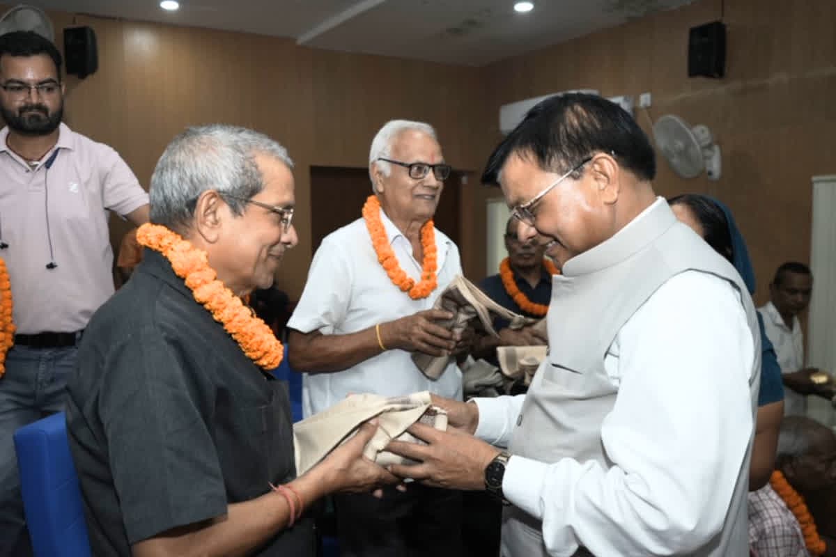 Minister Lakhan Lal Dewangan: कोरबा में बनेंगे वातानुकूलित नए सियान सदन.. श्रम मंत्री ने किया वृद्धजनों का सम्मान, वरिष्ठजनों से की चर्चा