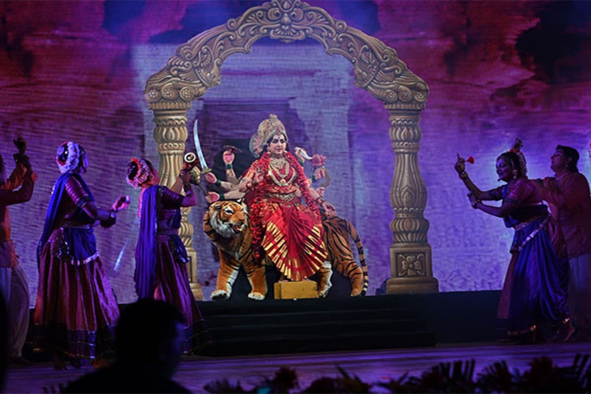 Hema Malini in Durga Mahotsav : बीजेपी सांसद हेमा मालिनी ने दुर्गा महोत्सव में दी प्रस्तुति, लोकसभा अध्यक्ष ओम बिरला भी रहे मौजूद, देखें वीडियो