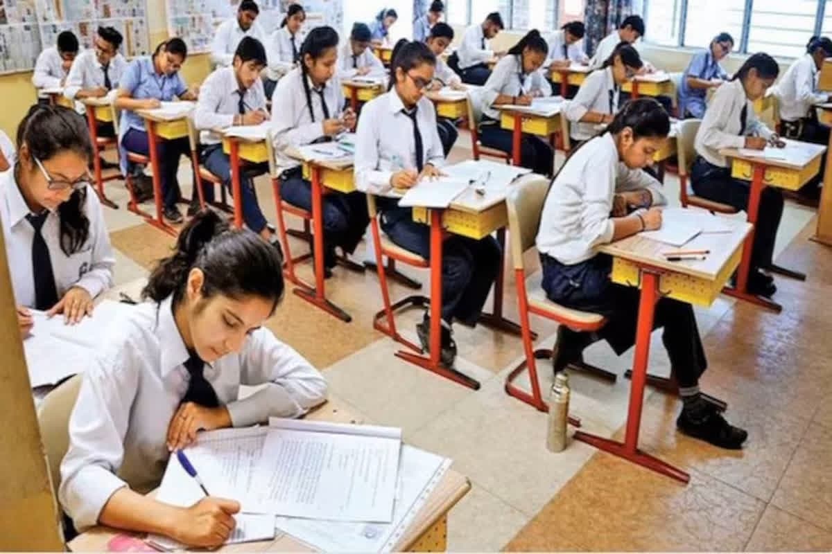 CBSE Board Exam Date Sheet 2024-25: सीबीएसई 10वीं-12वीं बोर्ड परीक्षा का टाइम टेबल घोषित, इस दिन से शुरू होंगी परीक्षाएं, यहां देखें डेटशीट
