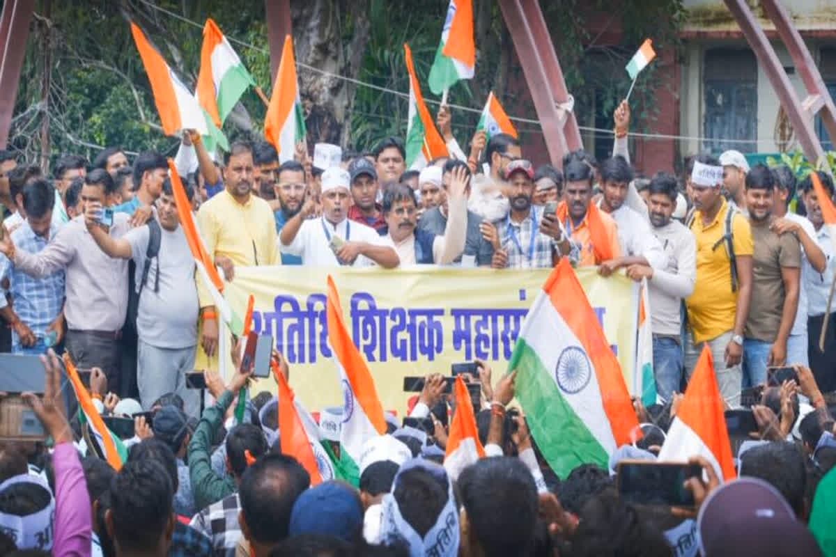 Action against Atithi Shikshak: प्रदर्शन कर रहे 200 से ज्यादा अतिथि शिक्षकों पर FIR दर्ज, लाठीचार्ज को लेकर ACP ने दिया बड़ा बयान