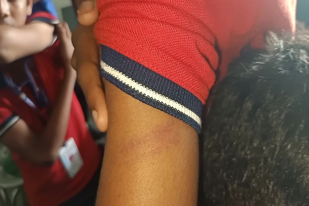 बलरामपुर में छात्रों की पिटाई करने वाला शिक्षक बर्खास्त, कलेक्टर ने की बड़ी कार्रवाई