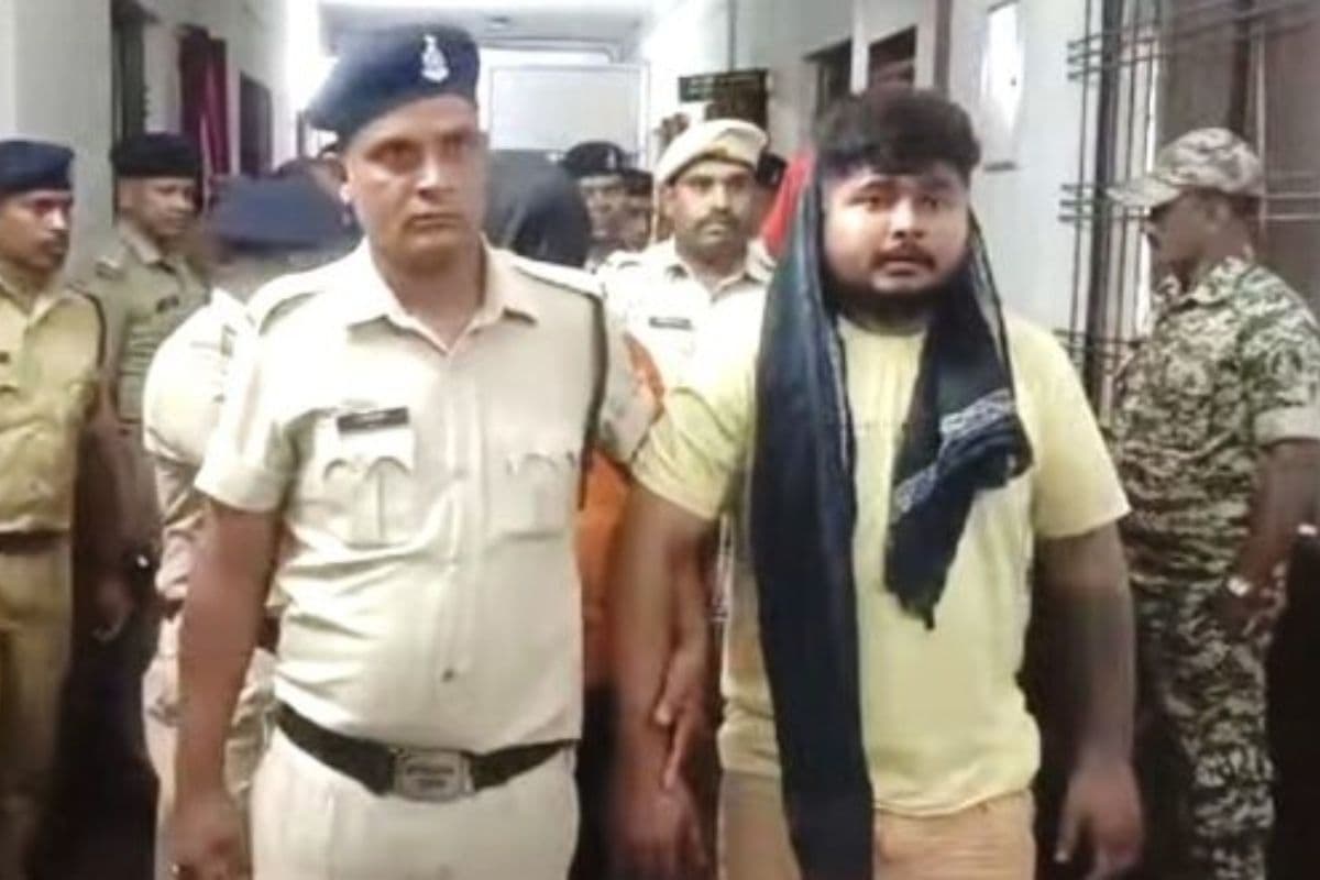 Surajpur Double Murder Update: प्रधान आरक्षक के पत्नी-बेटी के हत्यारों को दी गई प्रतीकात्मक फांसी.. आजाद जनता पार्टी और संयुक्त पुलिस परिवार ने किया सभा का आयोजन