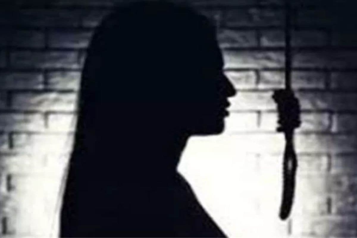 Urla Suicide Case: करवा चौथ के दिन ये गलती कर बैठा पति, गुस्से में आकर पत्नी ने लगा ली फांसी, जानें क्या है पूरा मामला