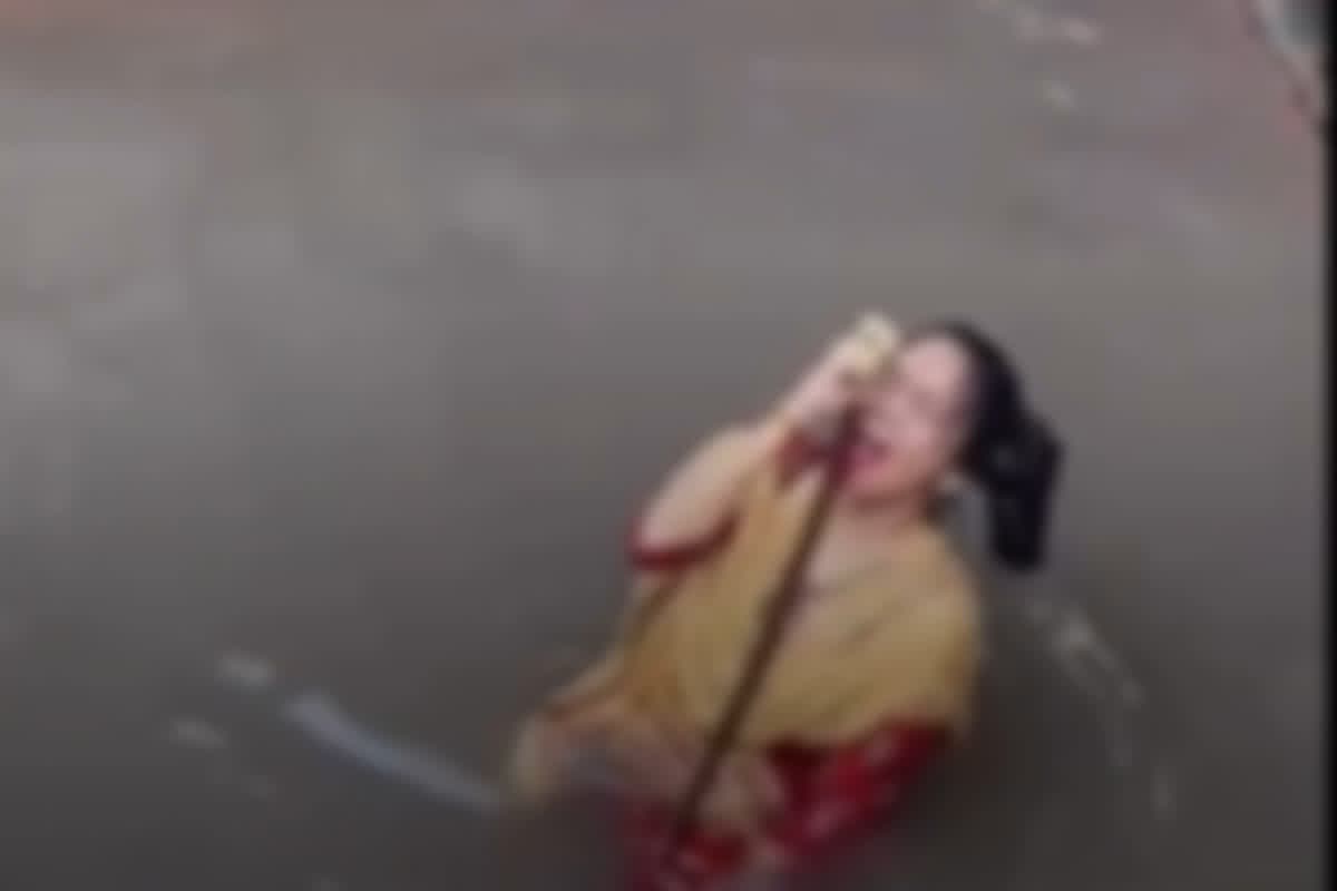 Young Girl Cut Her Tongue: आस्था या अंधविश्वास? माता बाघेश्वरी शक्ति धाम में युवती ने सरेआम तलवार से काटी जीभ, देखकर श्रद्धालुओं के उड़े होश