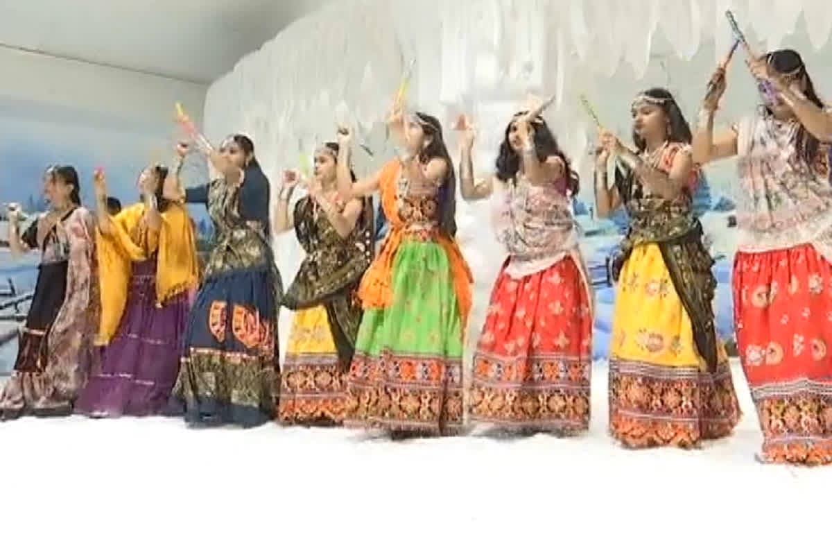 Indore Ice Garba: 8 डिग्री टेम्परेचर में की गई शक्ति की भक्ति आराधना, स्नो हाउस के अंदर बालिकाओं के ग्रुप ने खेला गरबा