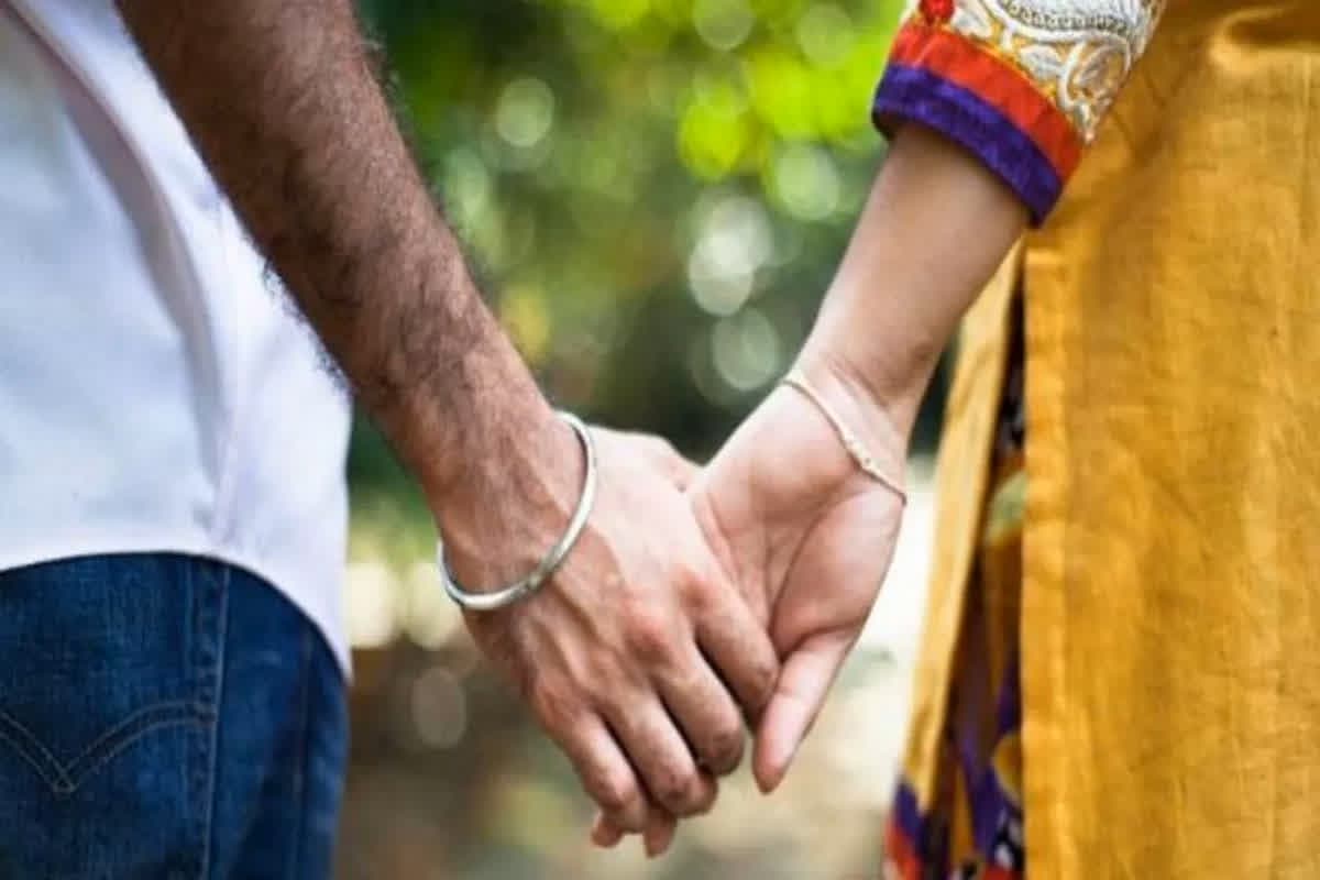 Kannauj News: 7 बच्चों की मां पर चढ़ा इश्क का बुखार, प्रेमी संग हुई फरार, रोते-बिलखते थाने पहुंचे मासूम