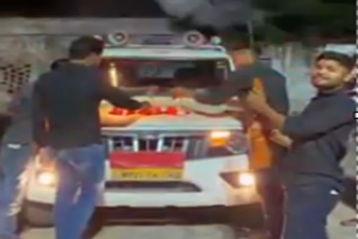Katni Viral Video: बर्थडे पार्टी में फायरिंग…सरकारी गाड़ी के बोनट पर केक काटकर युवक ने सेलिब्रेट किया बर्थडे, वीडियो वायरल होते ही मचा बवाल