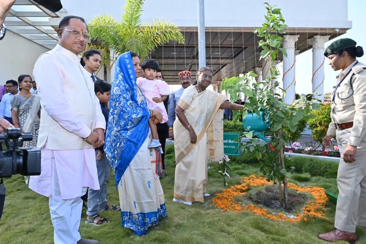 Draupadi Murmu In CM House: सीएम निवास में राष्ट्रपति द्रौपदी मुर्मू ने लगाया बेल का पौधा, करमा नर्तक दलों के बीच पहुंचकर खिंचवाई फोटो